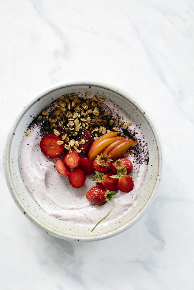 Yogurt bowl with granola and fruit | Cannelle et Vanille